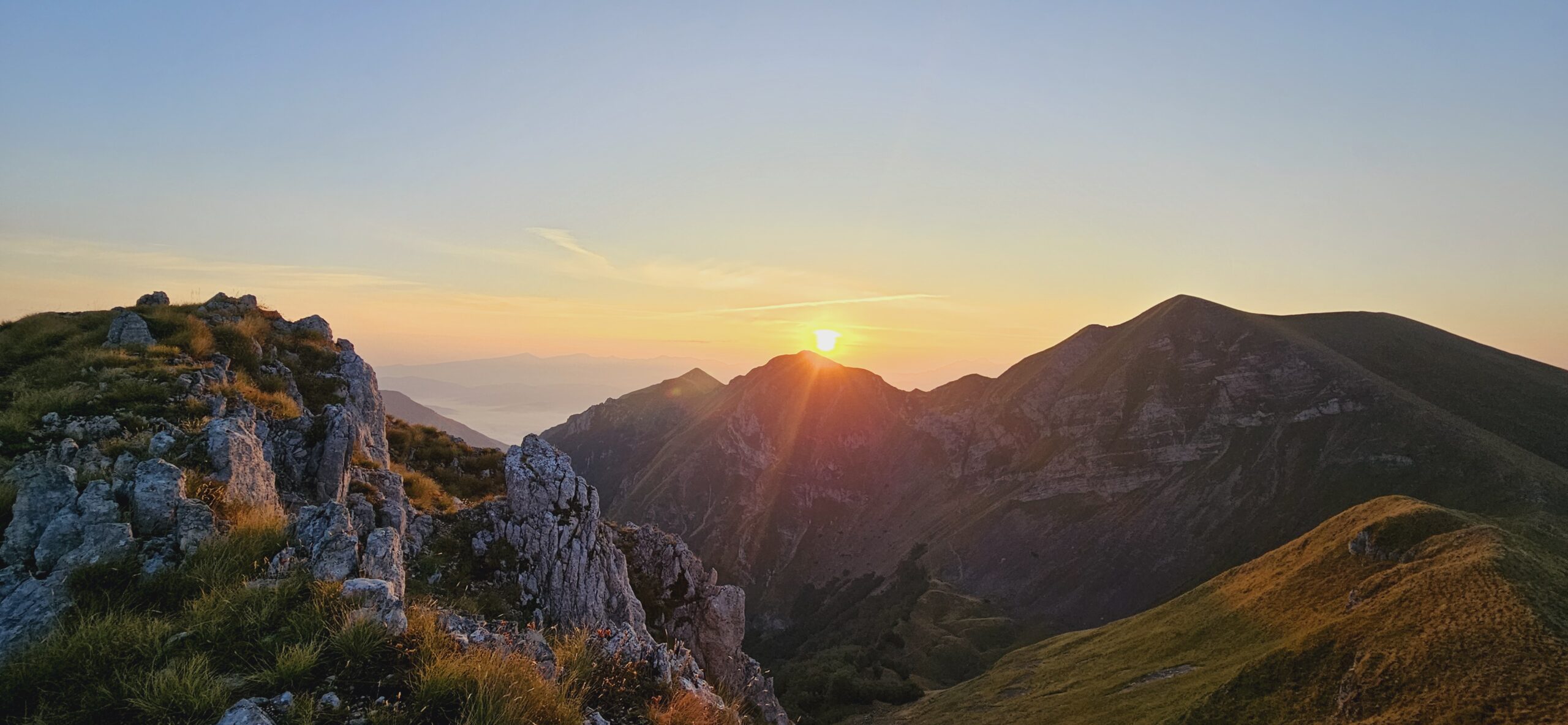 Alba sulle montagne